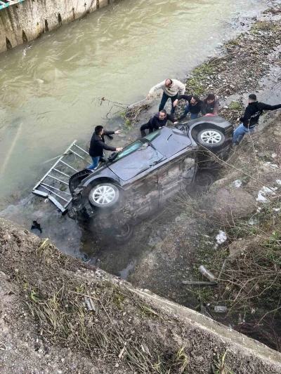 Zonguldak&rsquo;ta kontrolden &ccedil;ıkan otomobil 20 metreden dereye u&ccedil;tu; 1 yaralı
