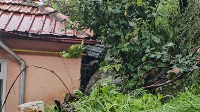 Zonguldak&rsquo;ta korkutan heyelan; kayalar iki evin &uuml;zerine d&uuml;şt&uuml;
