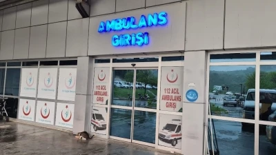 Zonguldak&rsquo;ta minib&uuml;s motosikletle &ccedil;arpıştı: 17 yaşındaki s&uuml;r&uuml;c&uuml; ağır yaralandı
