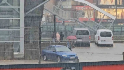 Zonguldak&rsquo;ta sağanak etkili oldu, vatandaşlar sa&ccedil;ak altlarına sığındı
