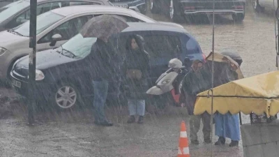 Zonguldak&rsquo;ta sağanak yağış s&uuml;rprizi: Hazırlıksız yakalananlar sa&ccedil;ak altlarına sığındı
