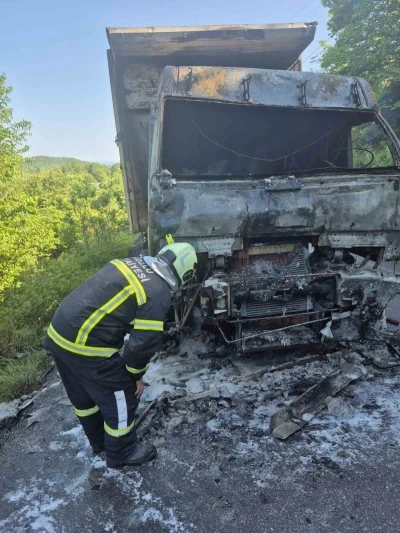 Zonguldak&rsquo;ta seyir halindeki kamyon alev alev yandı
