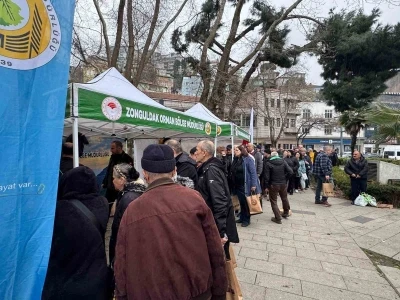 Zonguldak&rsquo;ta &uuml;cretsiz fidan dağıtımı kalabalığa neden oldu
