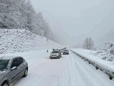 Zonguldak&rsquo;ta yoğun kar mesaisi, 61 k&ouml;y yolunda &ccedil;alışma s&uuml;r&uuml;yor
