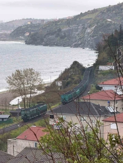 Zonguldak&rsquo;ta y&uuml;k treninin vagonları ayrıldı, seferler aksadı
