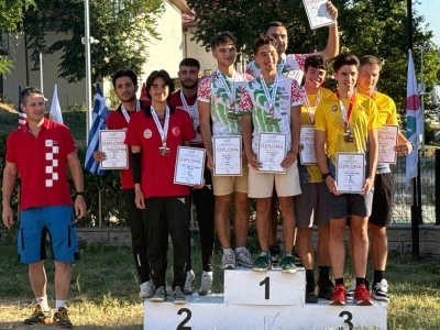 Zorlu parkurlarda mücadele ettiler
