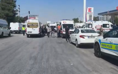 Gaziantep'te iş&ccedil;i servisi tıra arkadan &ccedil;arptı: 11 yaralı