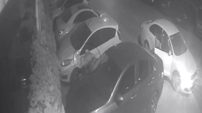 Gaziantep&rsquo;te park halindeki aracın lastikleri bı&ccedil;aklandı: O anlar kamerada