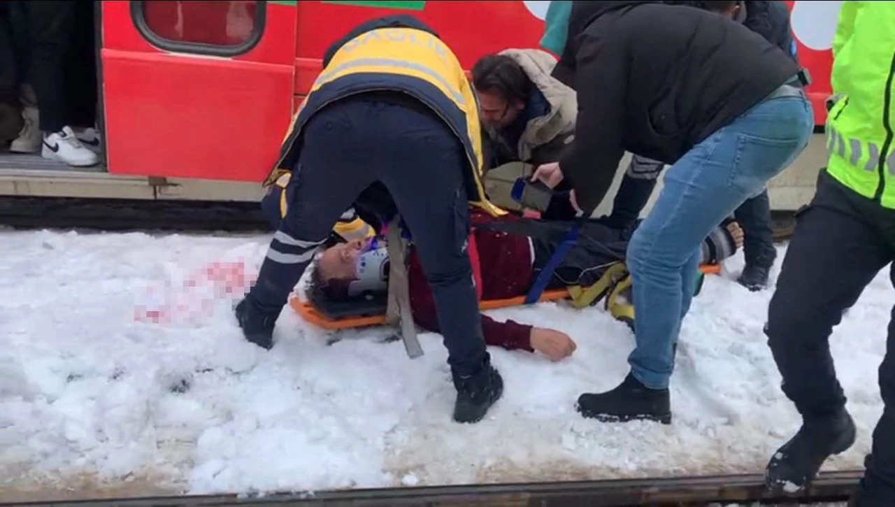 Gaziantep'te tramvayın &ccedil;arptığı adam yaralandı