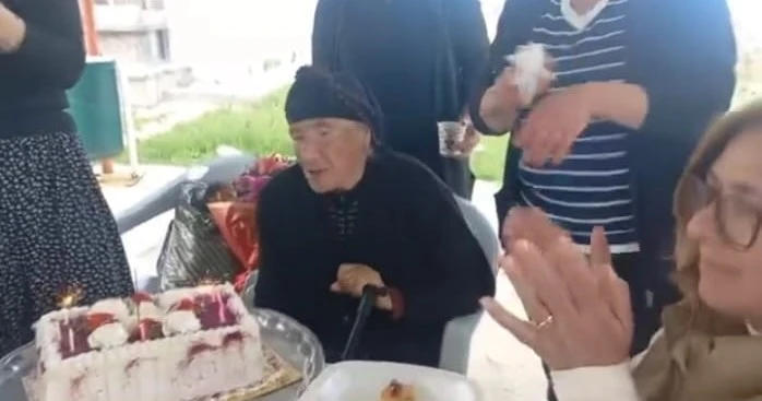 102 yaşındaki Zeliha teyzeye yaş günü kutlaması
