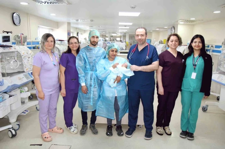 29 haftalık doğan Erkan bebek, 75 günlük yaşam mücadelesinin ardından ailesine kavuştu

