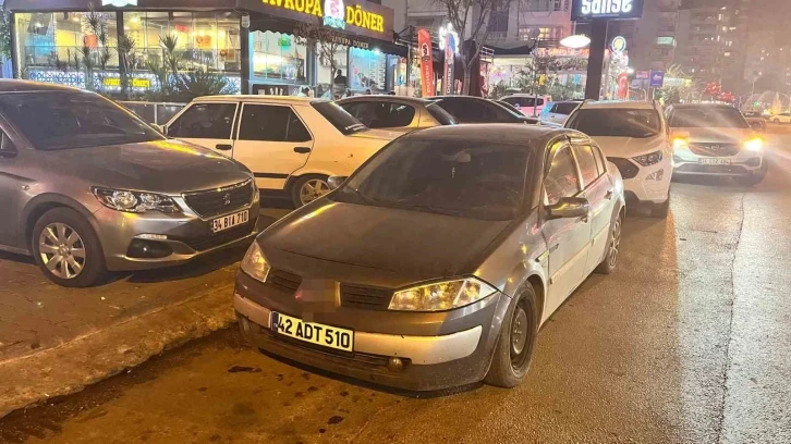 Adana’da gelişi güzel park edilen araçlar trafiği etkiliyor
