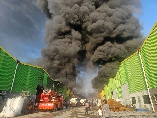 Adana'da geri dönüşüm fabrikasında yangın-1