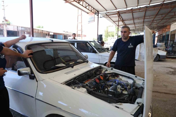 Adana sıcağına dayanamayan vatandaşlar eski araçlarına ev tipi klima taktırıyor
