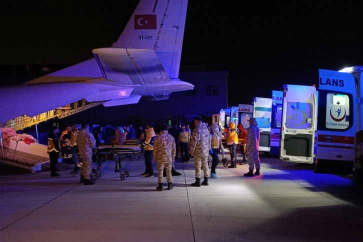 Adana’dan 6 yaralı depremzede daha İstanbul’a getirildi