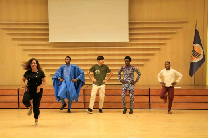 Afrikalı öğrenciler Filistin halkına destek için ’dapke’ dansı yaptı
