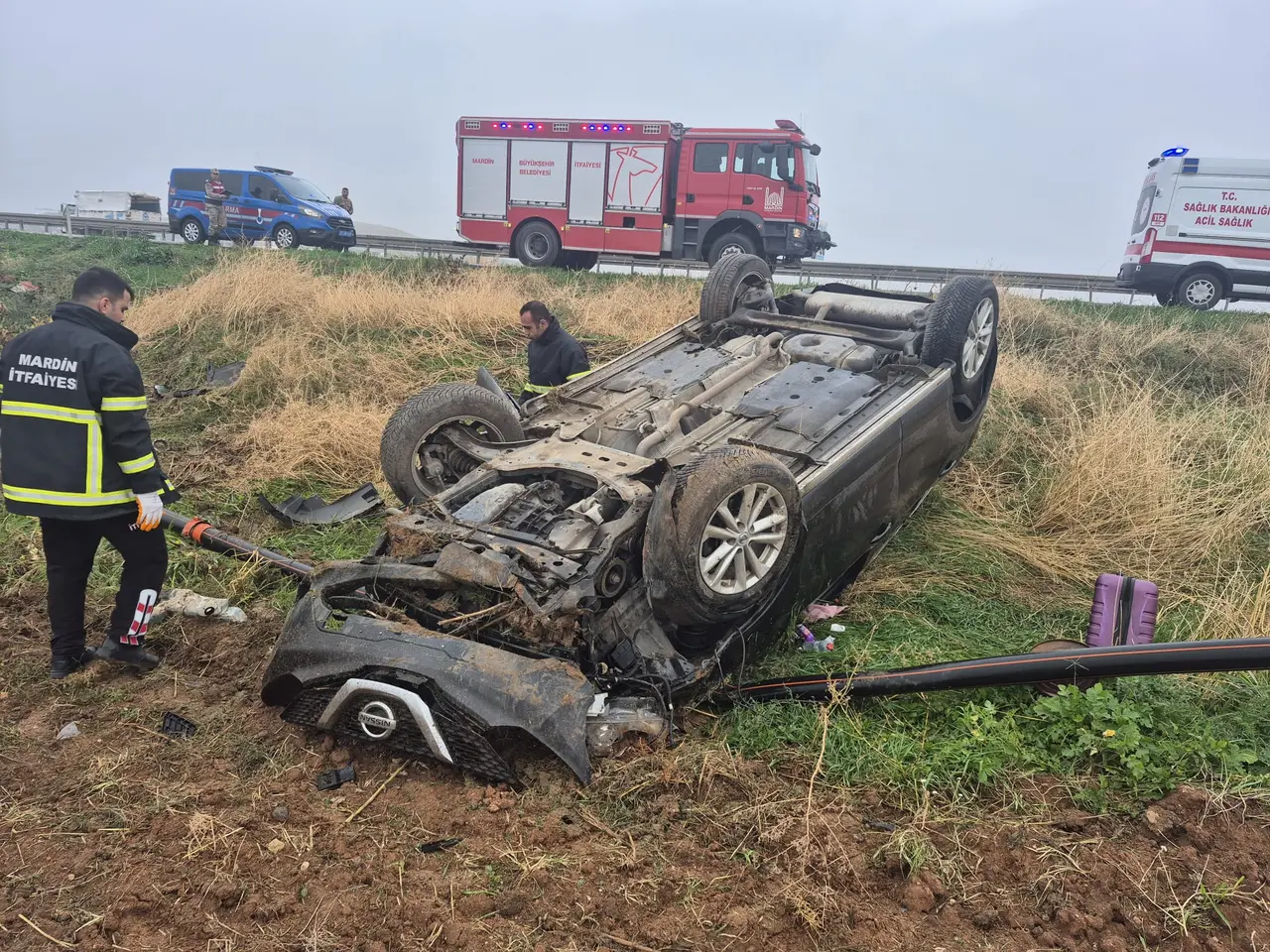 Kızıltepe'de otomobil şarampole devrildi: 3 yaralı