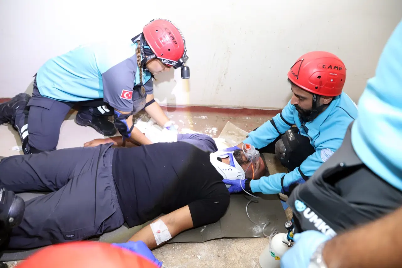 Şanlıurfa ve Adıyaman ekipleri deprem senaryosunda buluştu