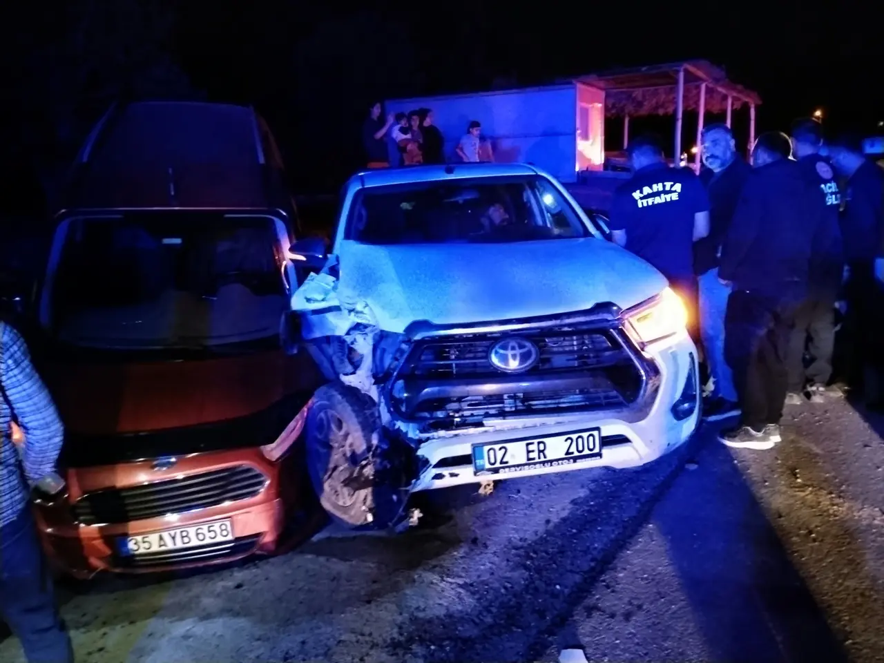 Kahta yolundaki çarpışmada iki araçtaki 8 kişi yaralandı