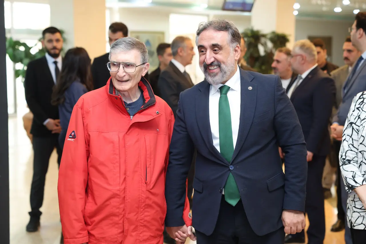 Nobel ödüllü Aziz Sancar, MAÜ’de şeref defterini imzaladı