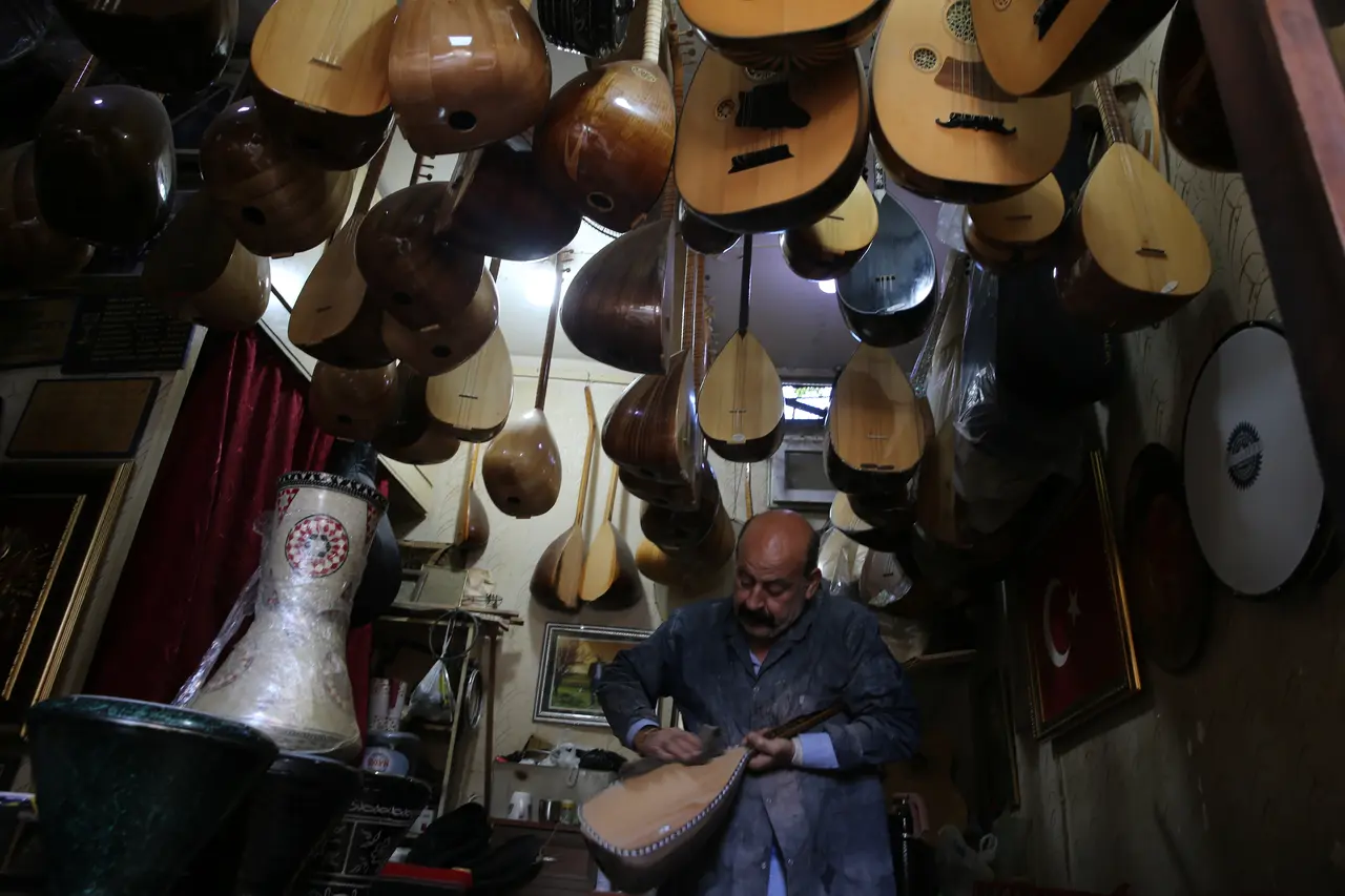 Şanlıurfa’da babasının mirasıyla saz ustalığını sürdürüyor