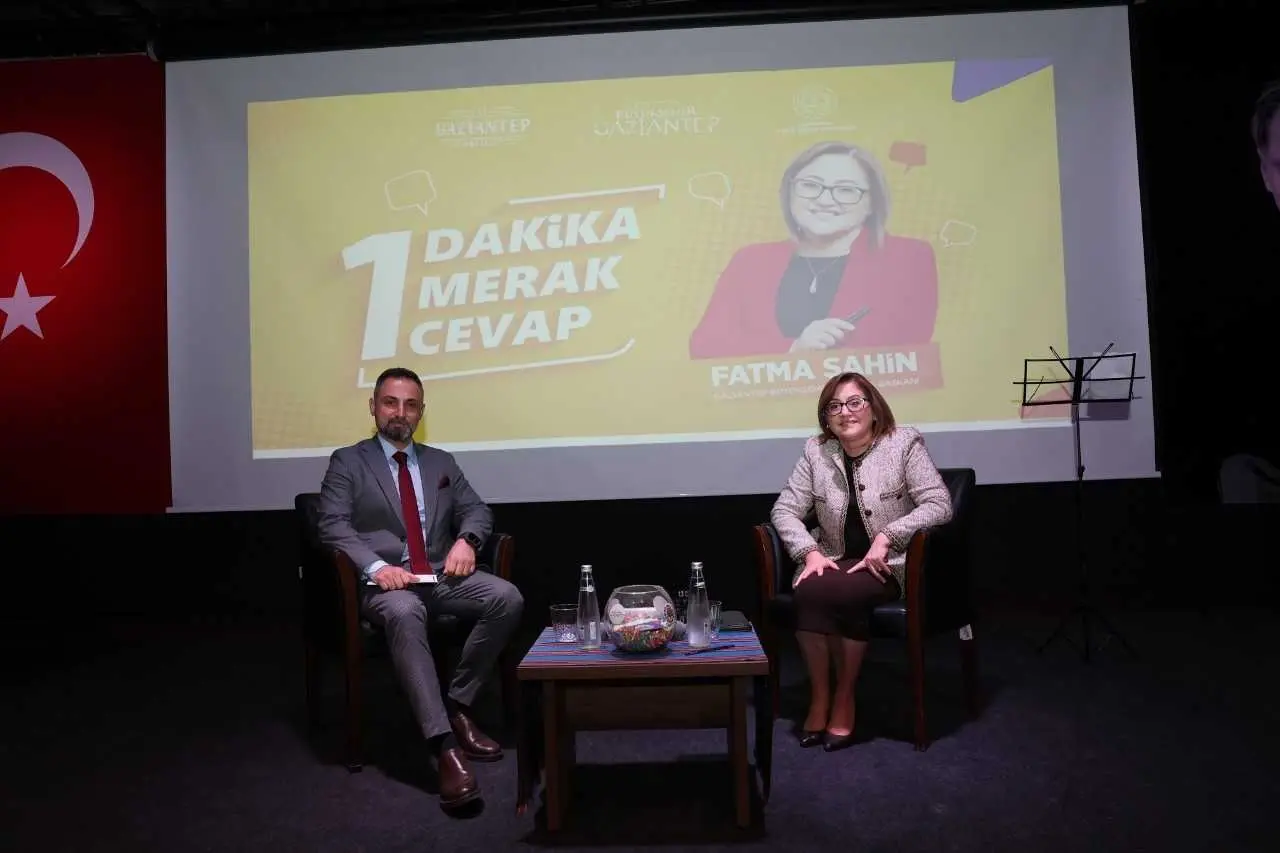 Fatma Şahin, gençlerin sorularını Gaziantep'teki buluşmada yanıtladı