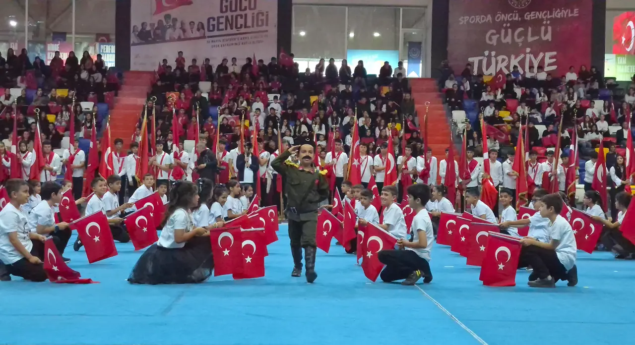 Adıyaman ile Kahta’da Cumhuriyet Bayramı için tören düzenlendi