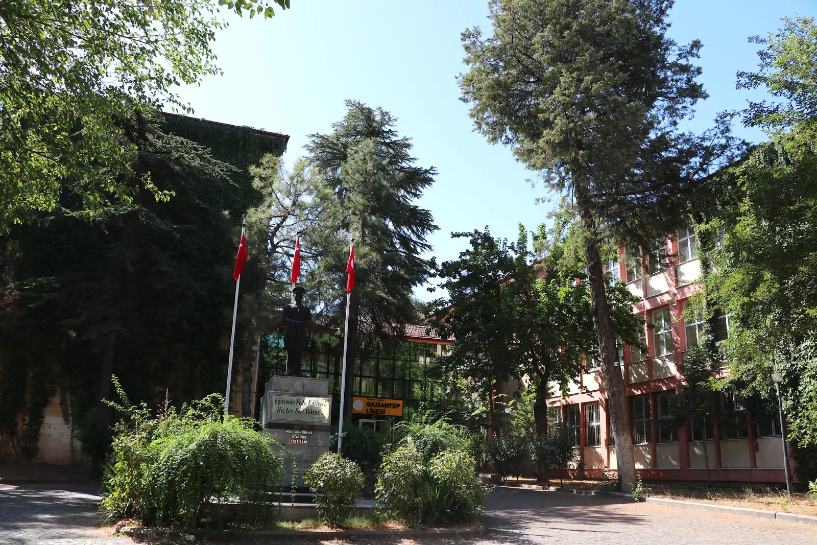 ASIRLIK MEKTEPLER - İlk ders zilinin 1911'de çaldığı Gaziantep Lisesinde nesiller yetişiyor