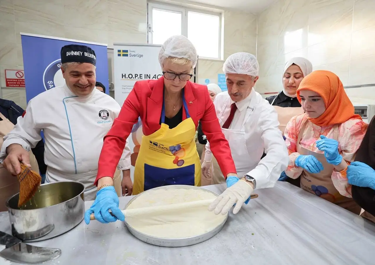 Büyükelçi Funered, Gaziantep’te baklava ustalığını denedi