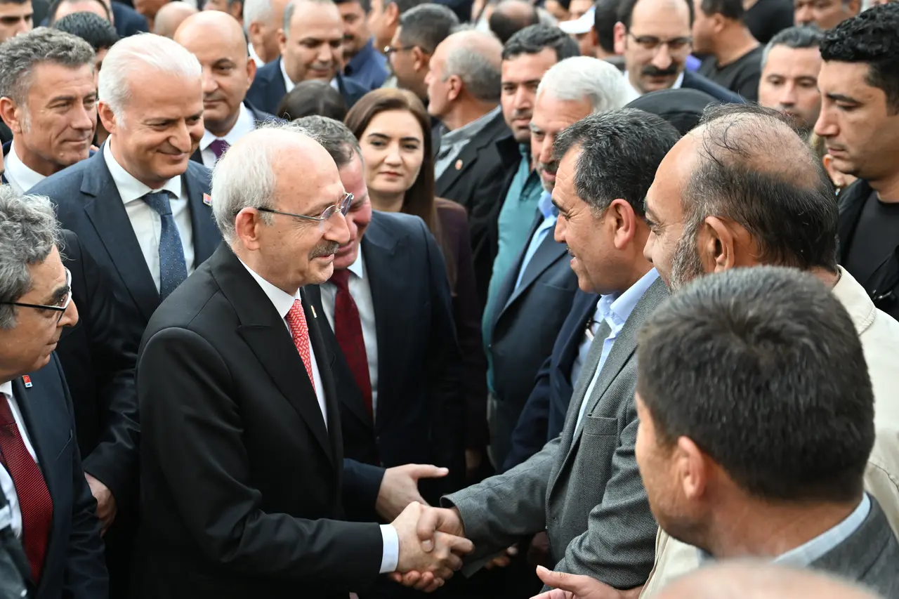 Kılıçdaroğlu, Nizip’te muhtarlara belediye kaynaklarının kullanımını anlattı