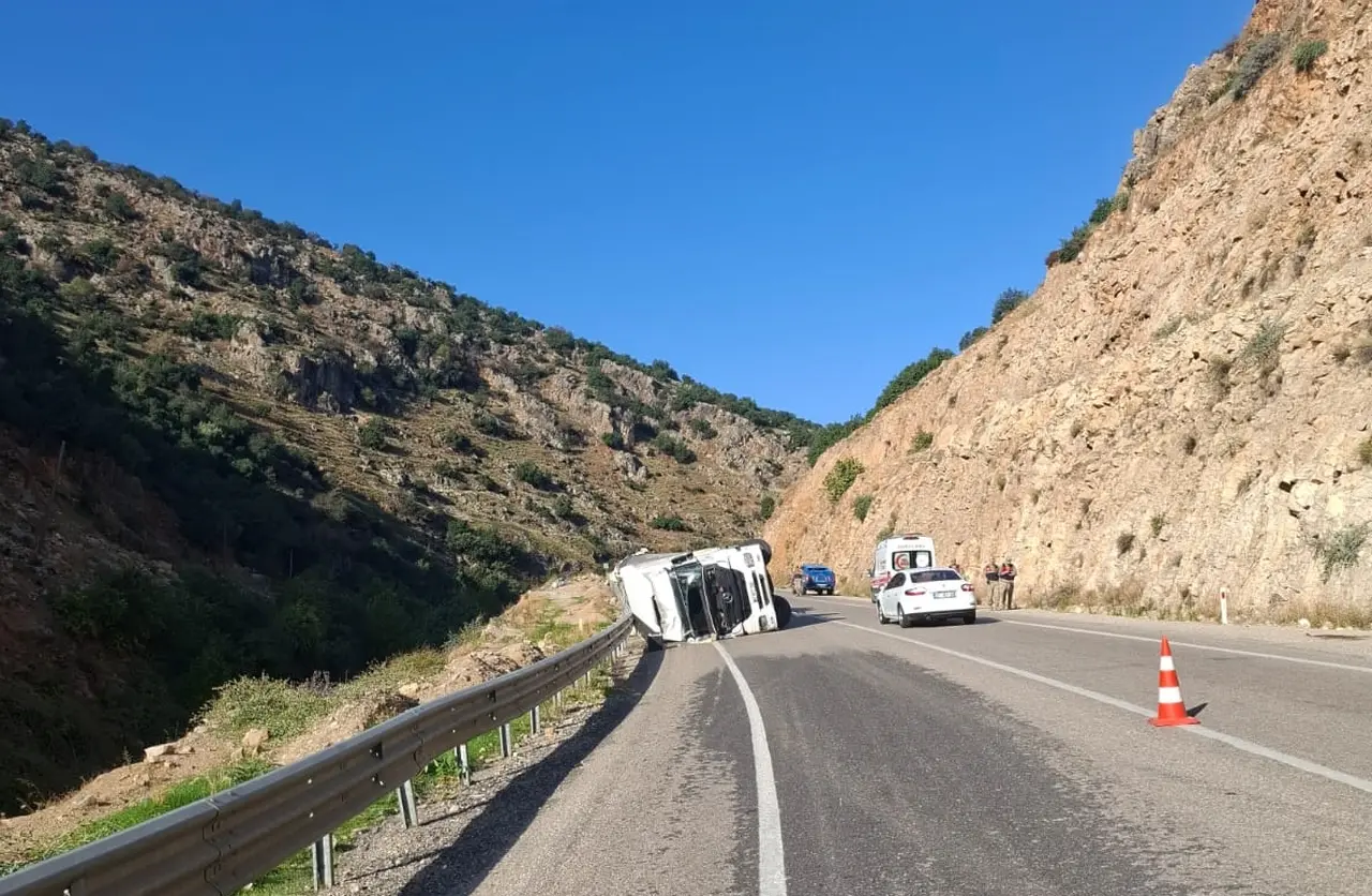 Kilis-Hatay yolunda devrilen tırın sürücüsü hastaneye kaldırıldı