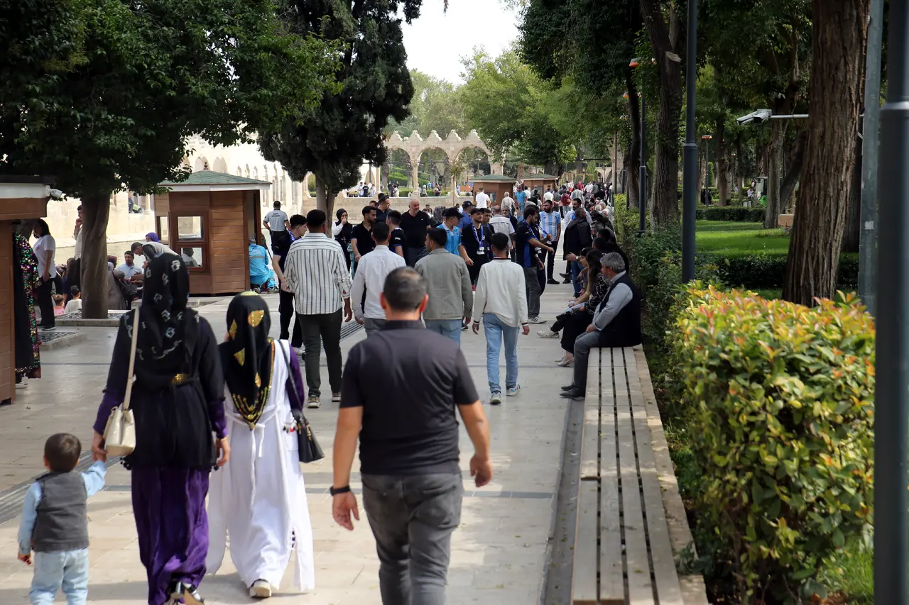 Şanlıurfa’da Balıklıgöl, hafta sonu ziyaretçilerini ağırladı