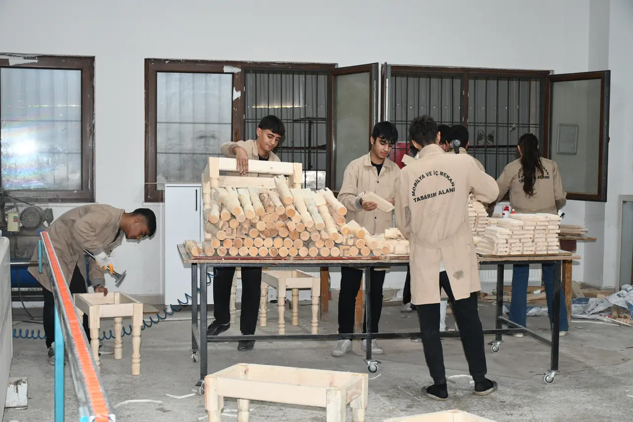 Batman'da meslek lisesi öğrencileri köylerdeki taziye evleri için sedir üretiyor