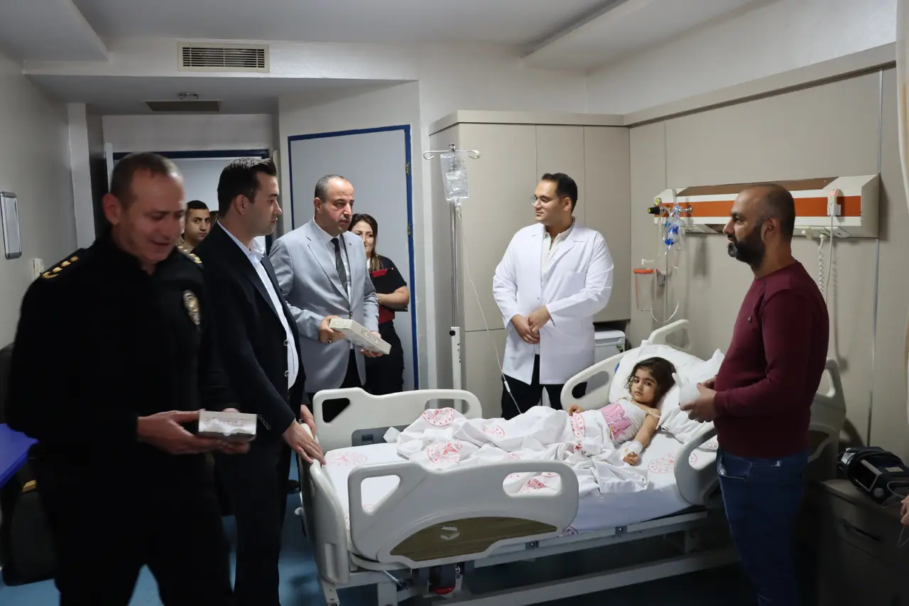 Midyat Devlet Hastanesi'ndeki çocuklara moral ziyareti