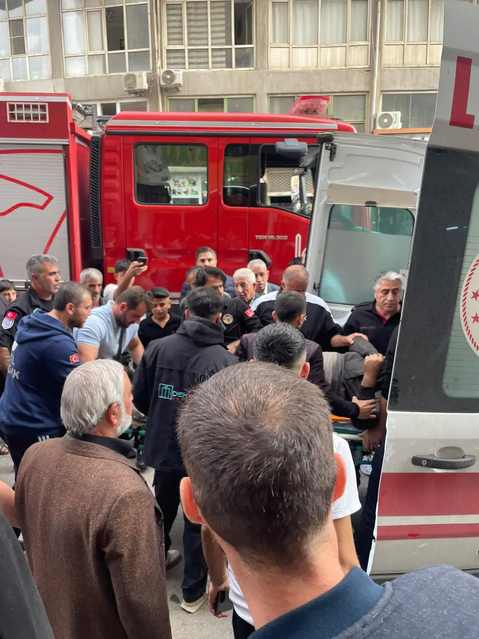 Kızıltepe'de bakım sırasında asansör kabini düştü: 2 yaralı