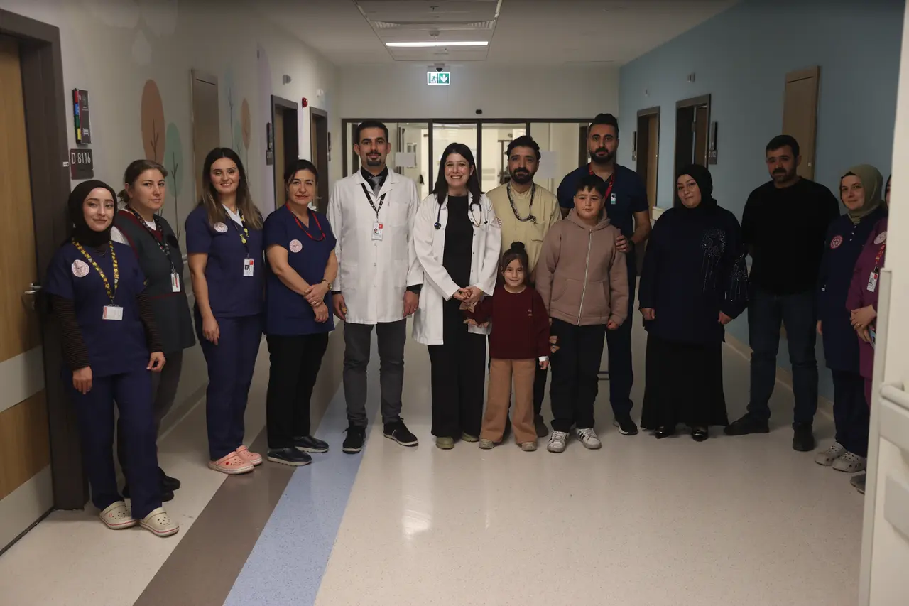 Gaziantep'te 12 ve 6 yaşındaki kardeşlerin kalp delikleri kapalı yöntemle giderildi