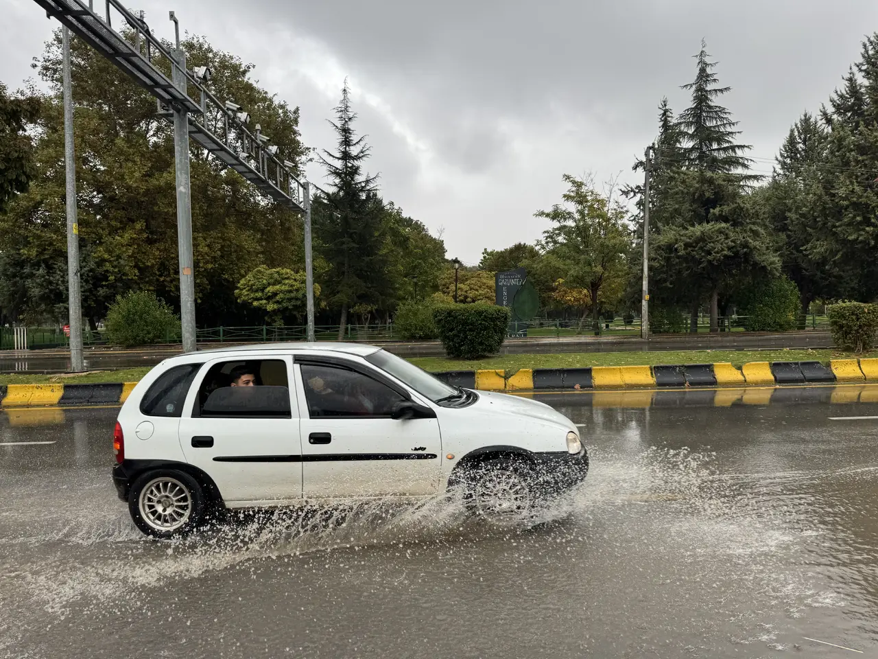 Gaziantep'te yağış ulaşımı aksattı, cadde ve sokaklar suyla doldu
