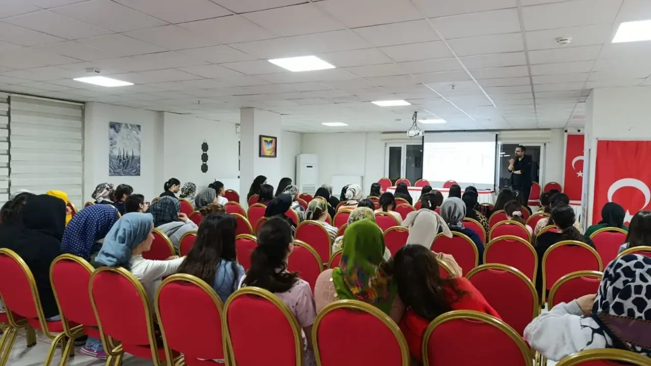 Batman'da öğrenciler için üniversite ve yurt yaşamına uyum semineri yapıldı