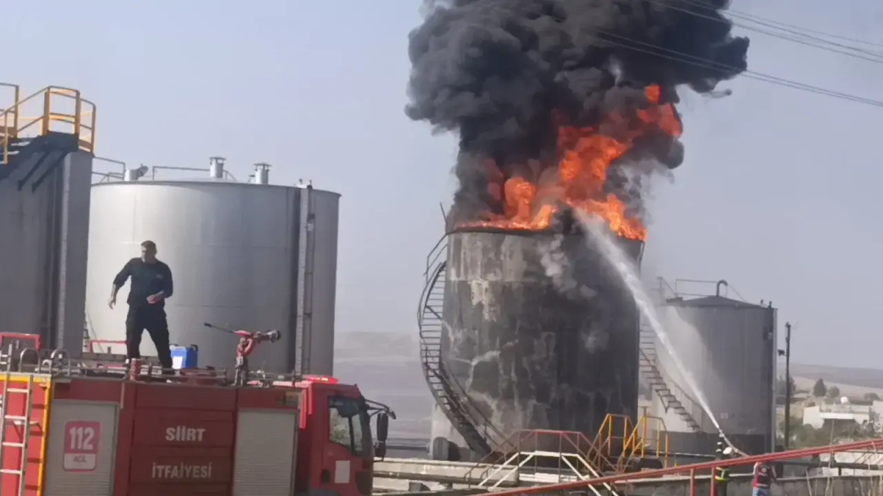 Kurtalan’daki Garzan Petrol Sahasında Tank Yangını: İki İşçi Hastaneye Kaldırıldı
