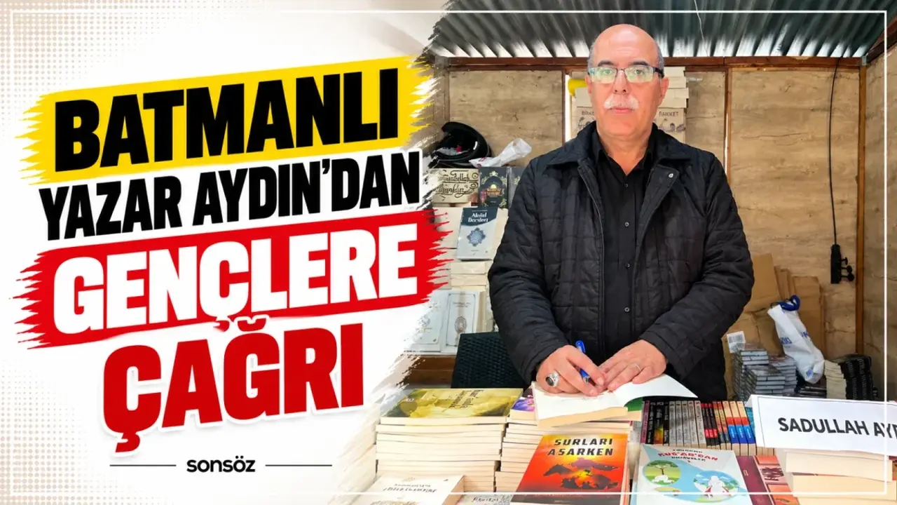 Sadullah Aydın’ın Batman Kitap Fuarı’nda okurlarıyla buluşarak kitaplarını imzaladığı an