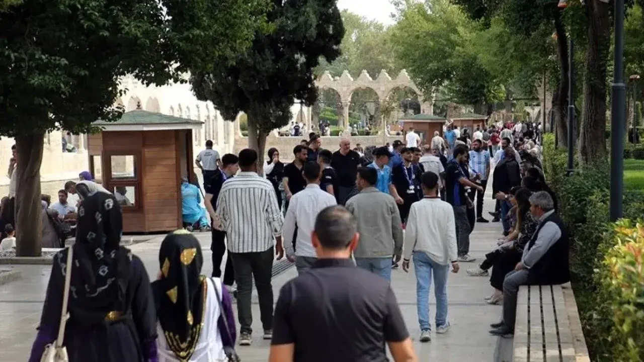 Şanlıurfa'nın simge noktası Balıklıgöl'de ziyaretçi hareketliliği