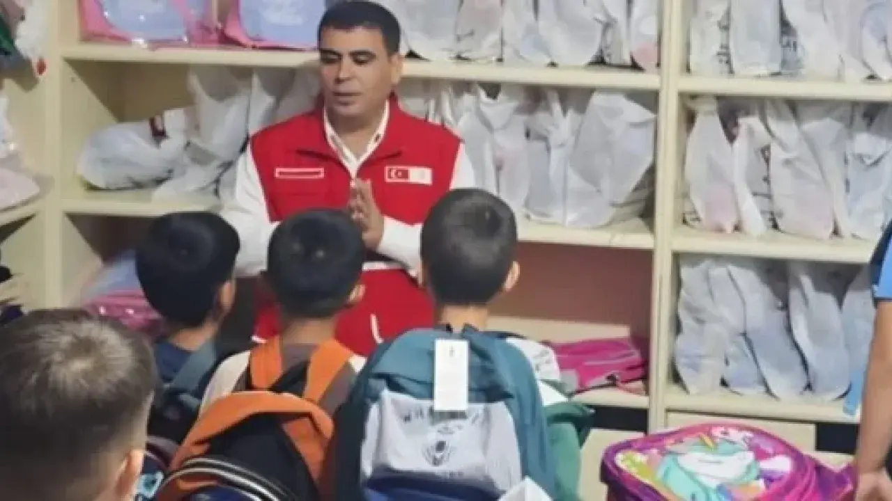 Sur’daki Kızılay gönüllülerinden çocuklara okul çantası ve eğitim malzemesi