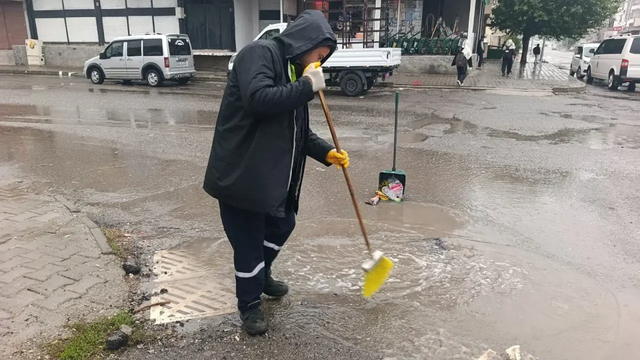 Batman'da belediye ekipleri yağış riskine karşı sahada