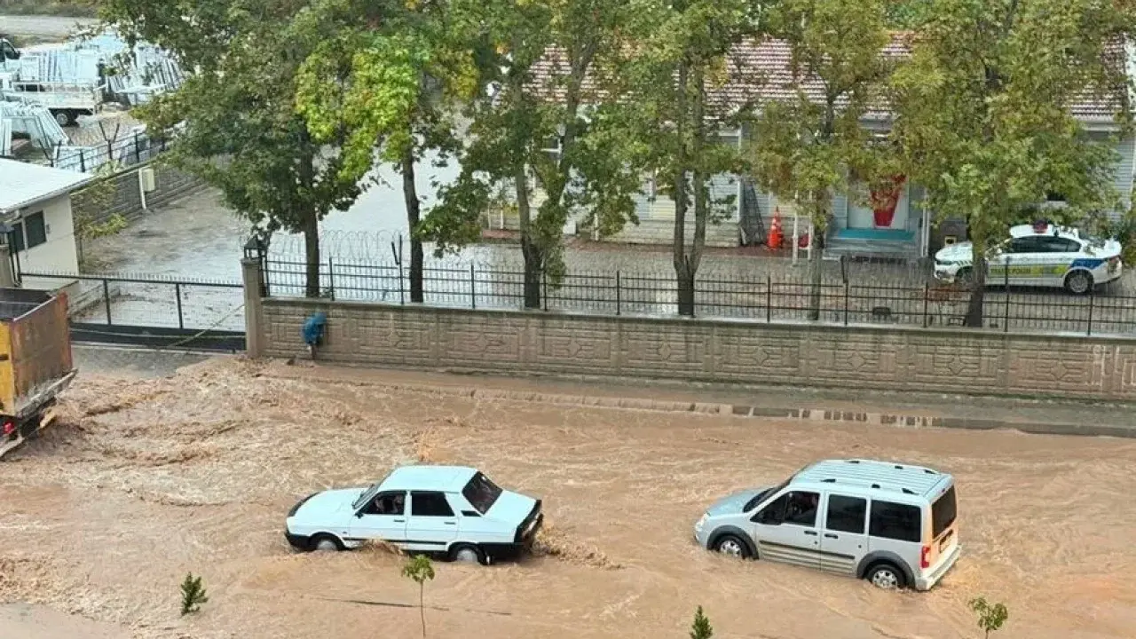 Gölbaşı’nda Şiddetlenen Yağış Ulaşımı Aksattı