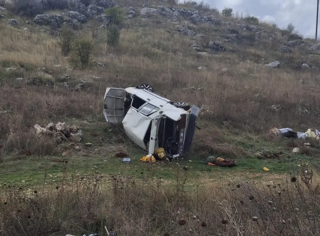 Şarampole yuvarlanan otomobil ve olay yerinde müdahale yapan sağlık ekipleri