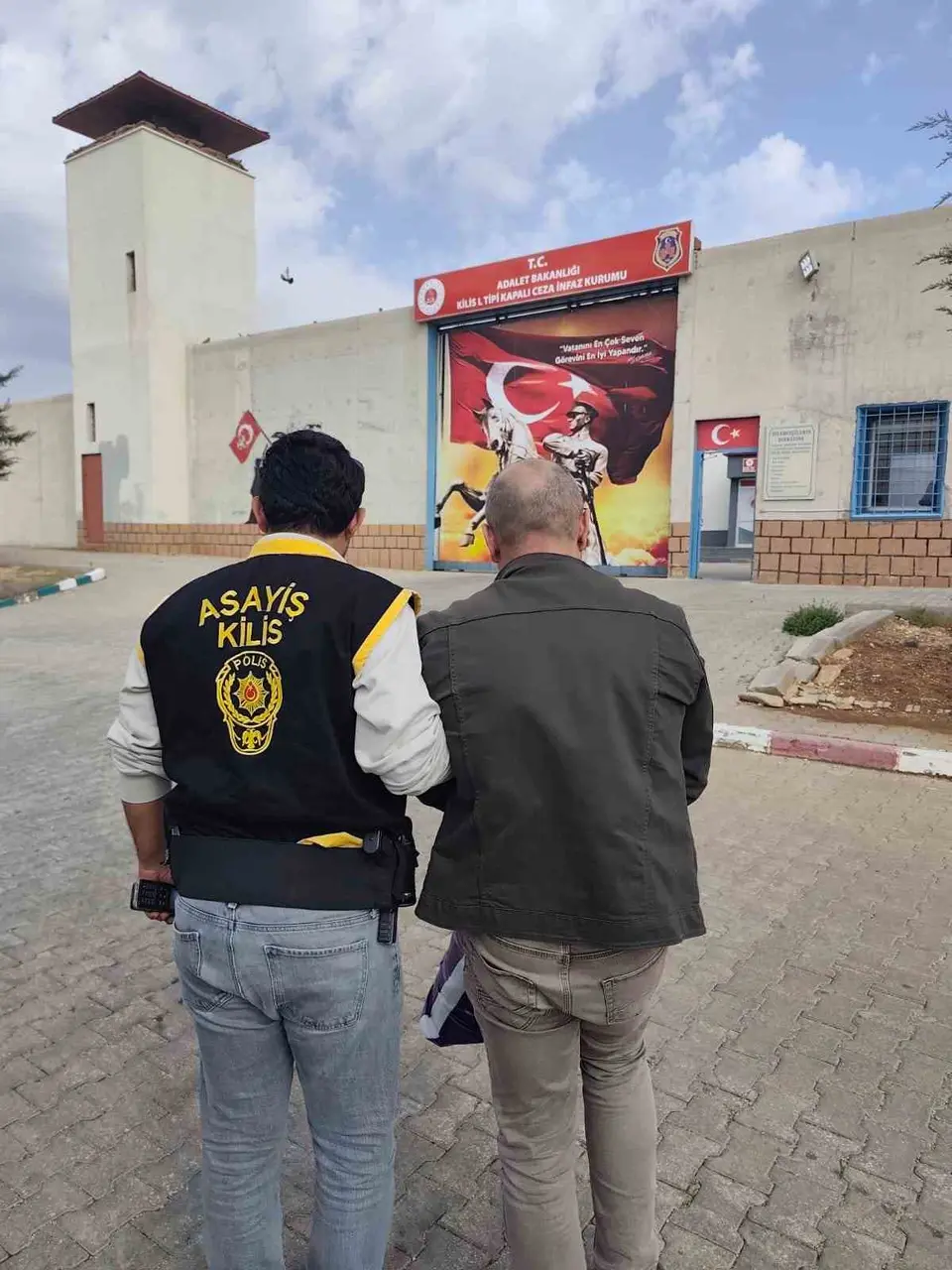 Kilis’te 9 yıldır aranan hükümlü, 37 yıllık cezasıyla cezaevine teslim edildi