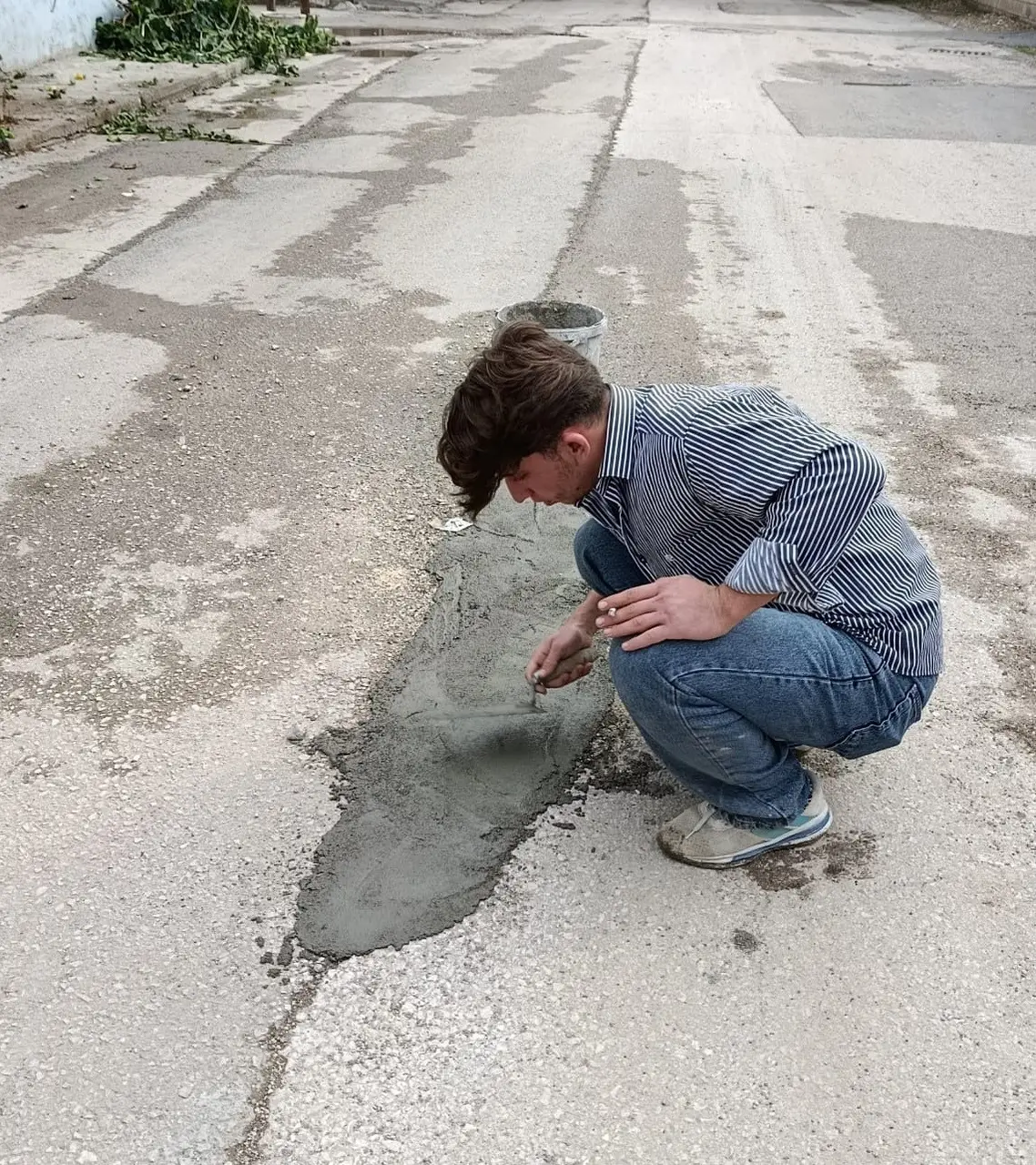 Adıyaman’da mahalle sakinleri bozuk yolu betonla onarmaya çalıştı