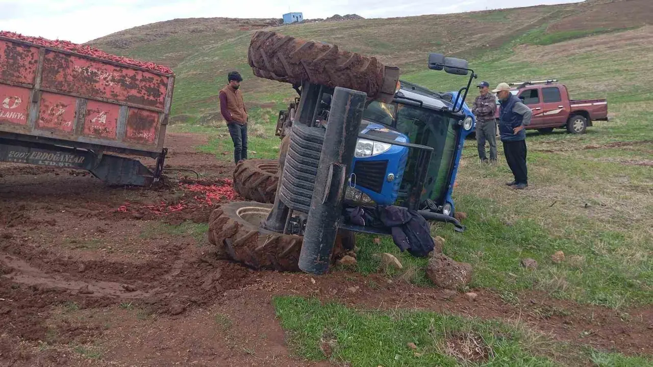 İslahiye’de fren arızası yapan traktör yan yattı: Yaralı yok