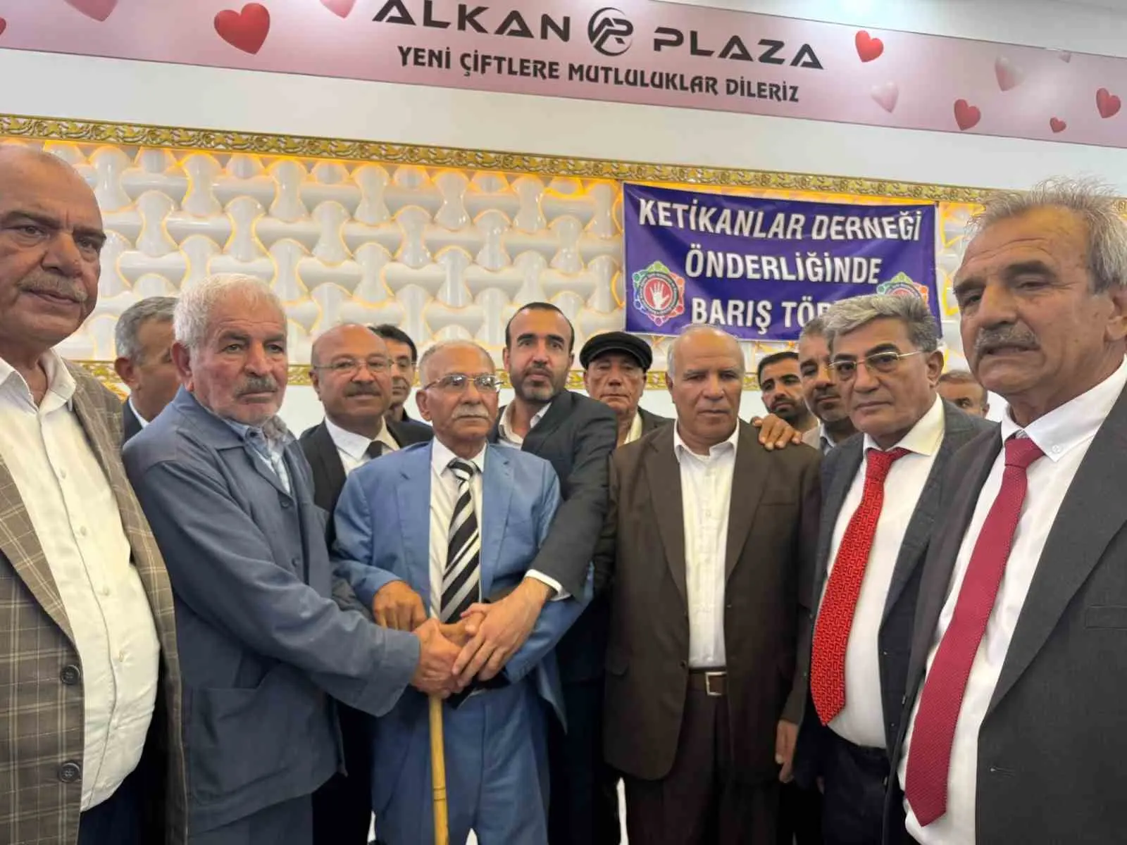 Birecik’te barış yemeği için bir araya gelen aileler ve kalabalık katılımcı grubu