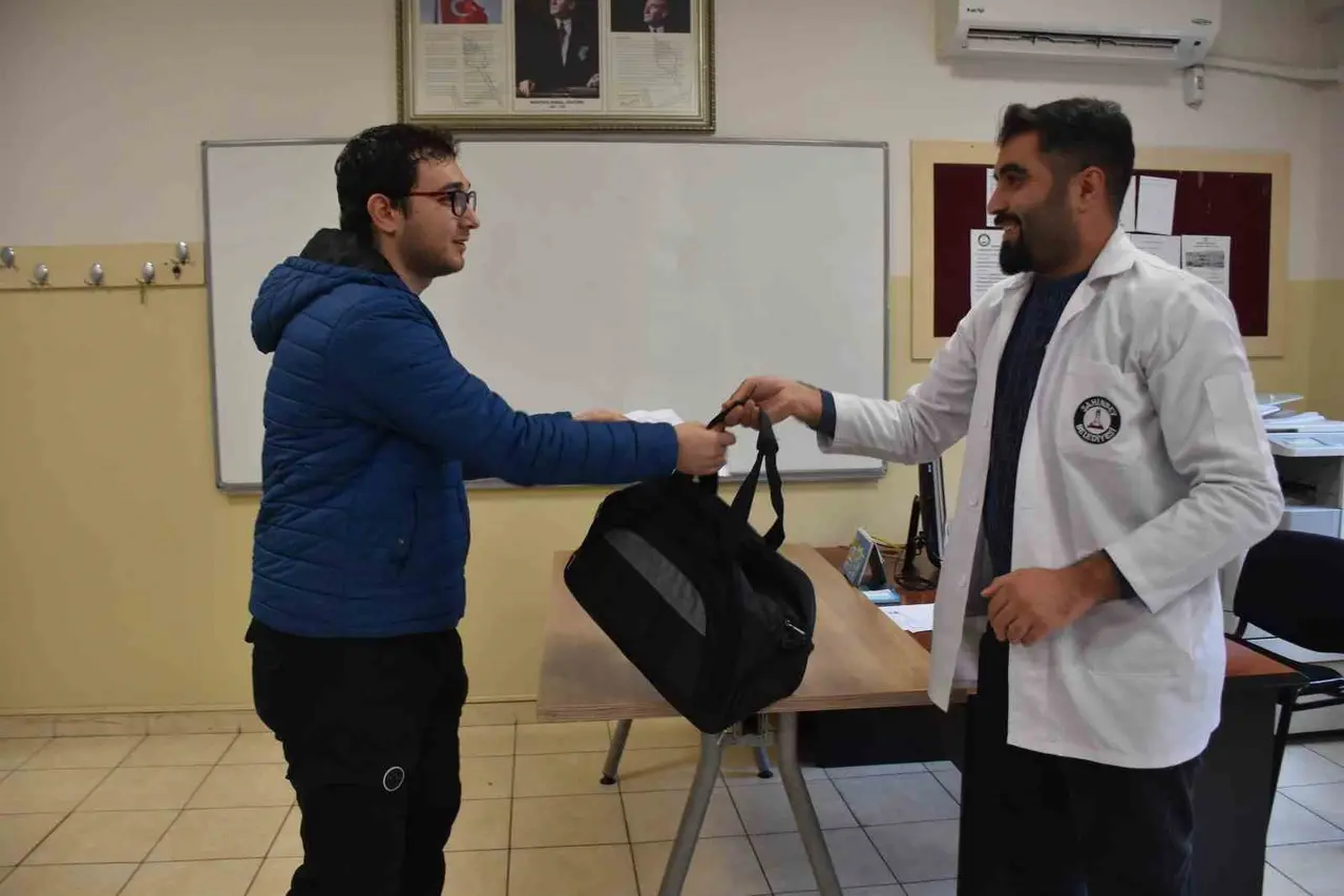 Şahinbey’de asker adaylarına destek: 101 bin çanta dağıtıldı